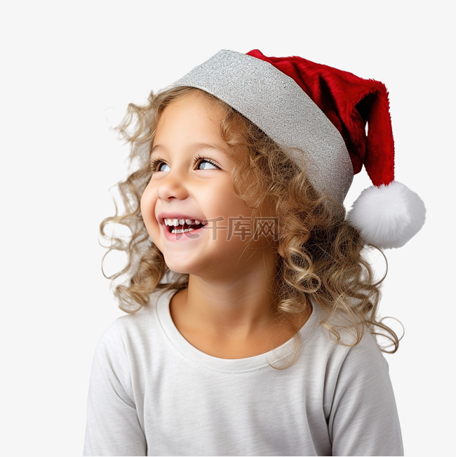庆祝圣诞节的小女孩看着一旁微笑