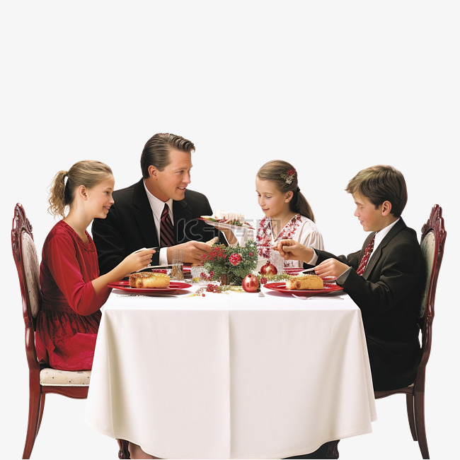 一家人坐在圣诞餐桌旁互相手牵着