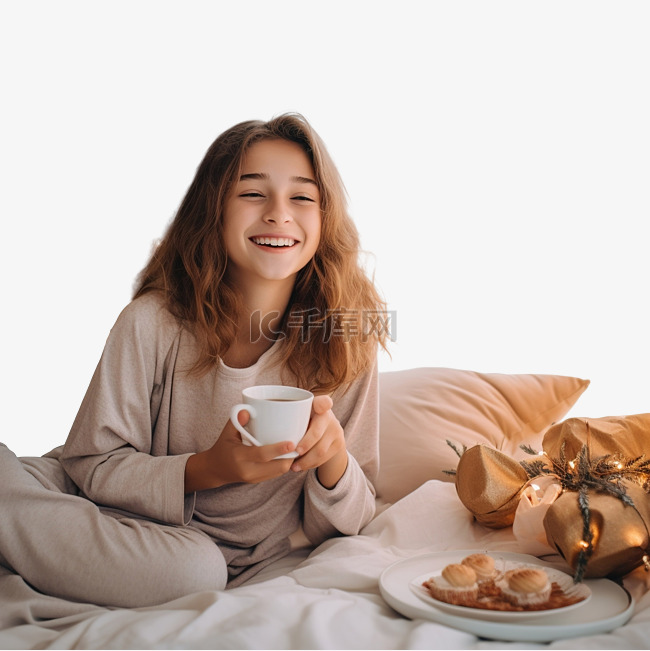 女孩在节日圣诞树下的卧室床上喝