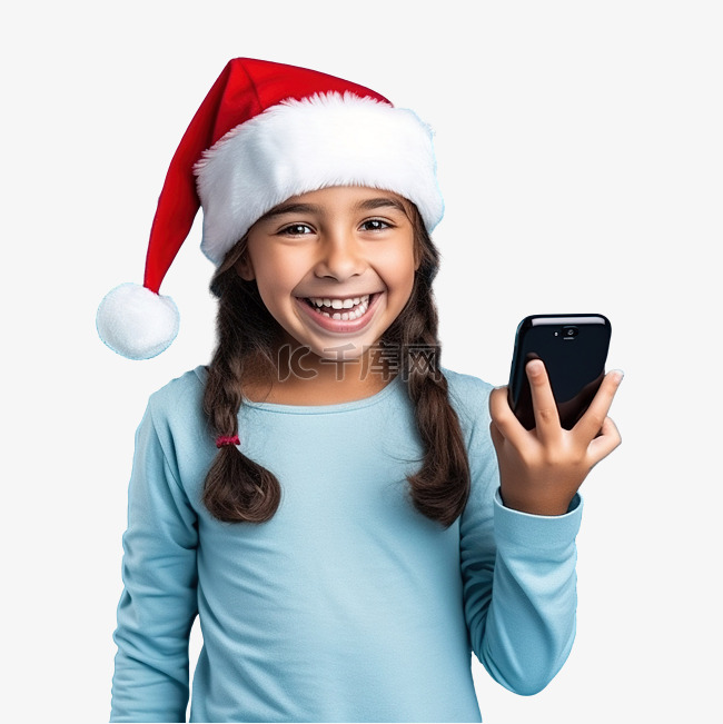 蓝墙上戴着圣诞帽的小女孩做电话