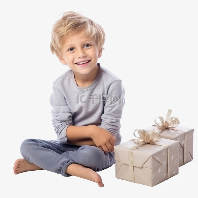 一个小男孩坐在地板上打开圣诞礼