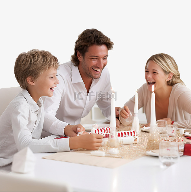 微笑的一家人在餐桌上拉圣诞拉炮