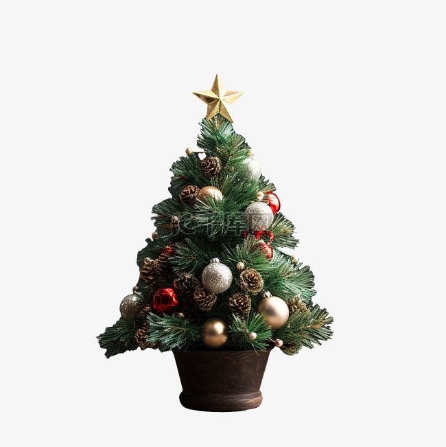 深色木桌上装饰着小圣诞树