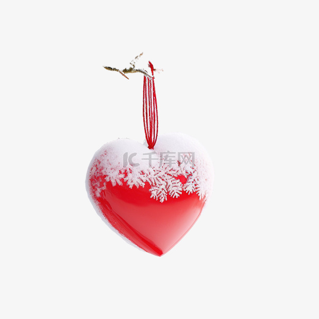 雪树枝上挂着心形情人节或圣诞装