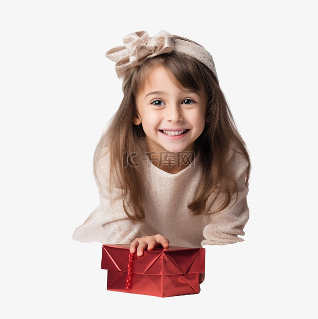 小女孩在圣诞装饰品中等待奇迹