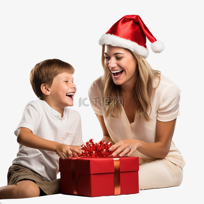 戴着圣诞帽的快乐男孩享受与母亲