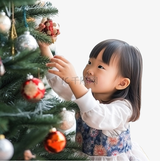 特写亚洲小女孩用装饰品装饰圣诞