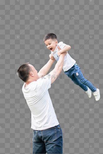 被爸爸举高高的孩子