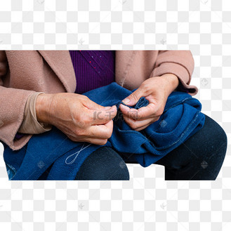 母亲缝衣服母亲节妈妈家里缝补衣物