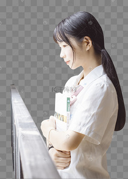 女生怀里抱着书向下看