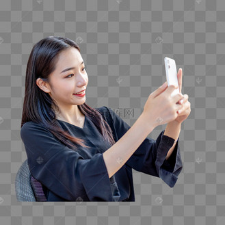 女职员拿手机自拍