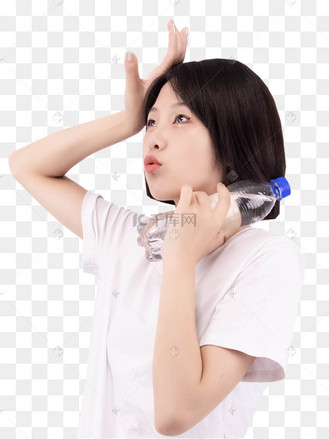 夏天中暑拿水瓶的美女