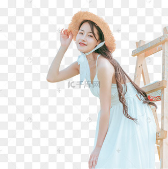夏天文艺白天穿着白色长裙的美女户外扶帽子
