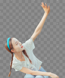 少女单手举起