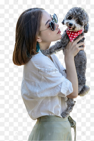 美女抱着小狗