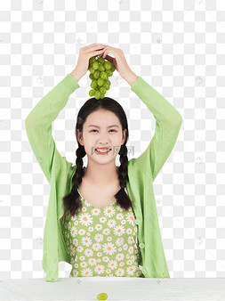 女生手捧葡萄