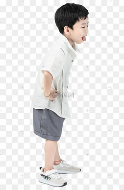 男孩叉腰吐舌头动作