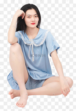 穿睡衣坐在地上的美女