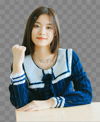 长发女学生坐着握拳加油