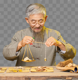 白头发老中医抓药和称重
