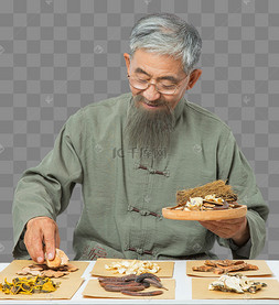 白头发老中医抓药材