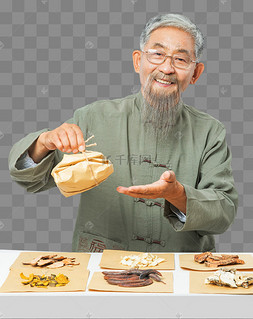 白头发老中医抓药材