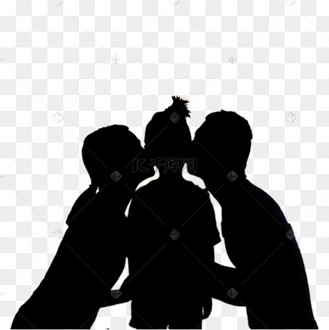 人像剪影夕阳一家三口在夕阳下亲吻孩子