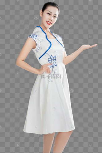 礼仪模特双手张开介绍产品单手叉腰