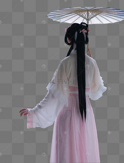 古装女子手持油纸伞