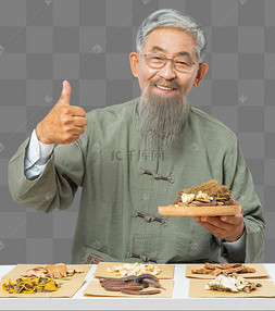 老中医端着药材竖起大拇指