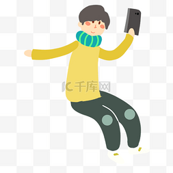 保暖衣物图片_正在进行手机自拍的男孩免抠PNG素