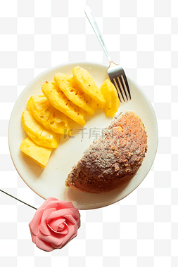 面包摆拍图片_白色盘子里的水果菠萝和半块面包