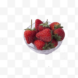 玻璃碗装着的草莓免扣图