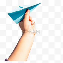 手拿蓝色纸飞机