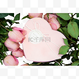 粉色爱心礼盒图片_浪漫情人节的玫瑰花礼盒