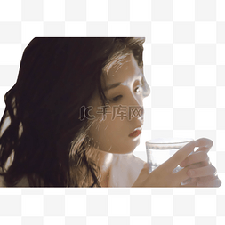 女生在喝水