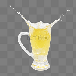 玻璃杯装啤酒