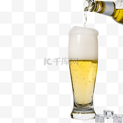 好喝的啤酒图片_流出泡沫的啤酒