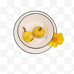 盘子里黄色枇杷果