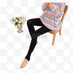 女士丝袜图片_实拍凳子上面黑色丝袜美女和花