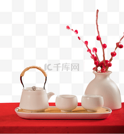 桌子上的茶具和茶叶