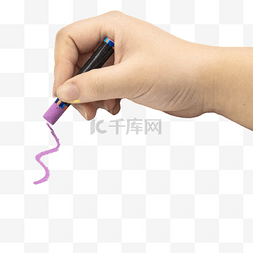 手拿紫色蜡笔涂鸦