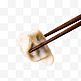筷子夹起的水饺
