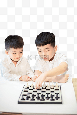 孩子兴趣图片_玩国际象棋的小哥俩