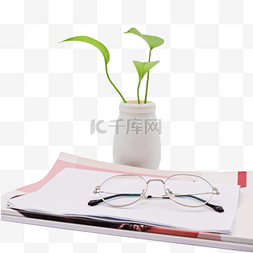 办公室绿植图片_清新办公室绿植书本眼镜组合