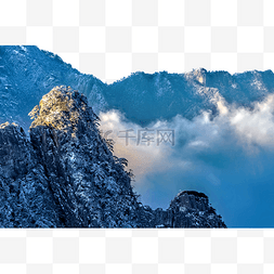 冬天山峰松树和雪