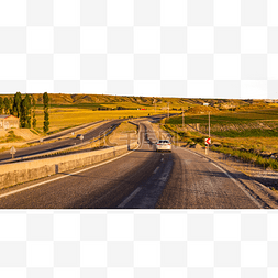 蜿蜒曲折图片_土耳其公路麦田