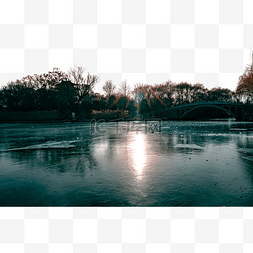 结冰的河图片_冬天结冰的湖边落日风光