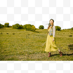 在草原上漫步的美女