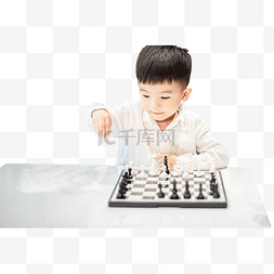 下国际象棋的孩子